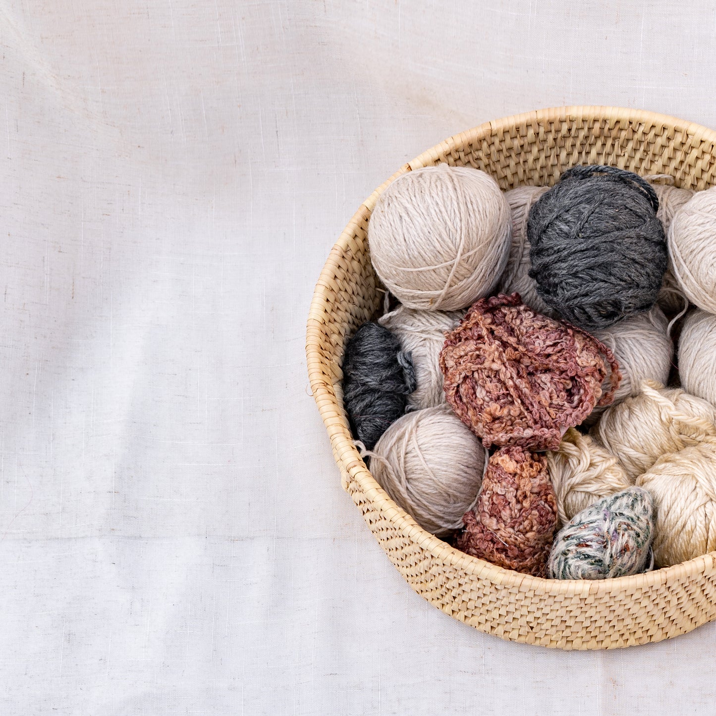 Large Round Handwoven Date Palm Basket – Sustainable Craft from Pakistan